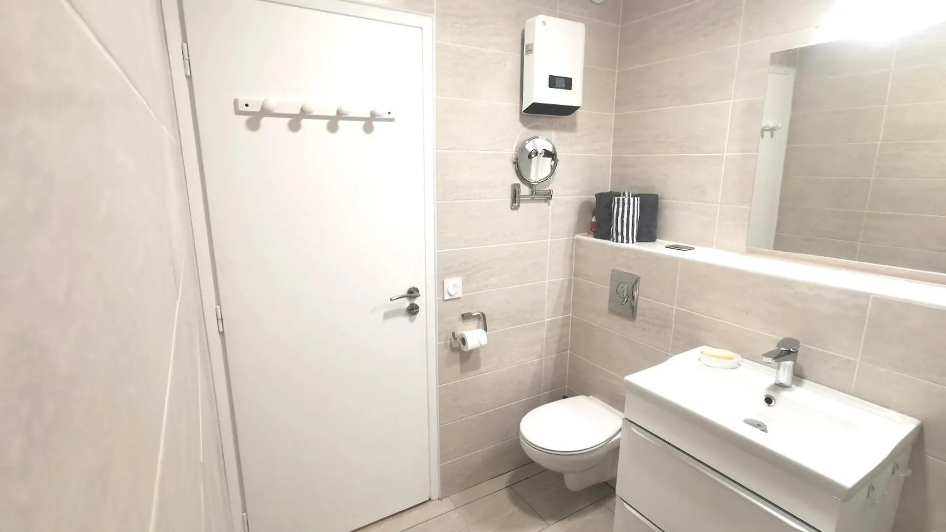 Magnifique Et Grand Studio, Piscine, Parking, Tres Calme Residence De Standing Cannes