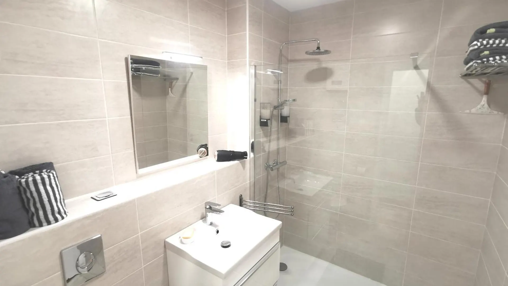 Lägenhet Magnifique Et Grand Studio, Piscine, Parking, Tres Calme Residence De Standing Cannes