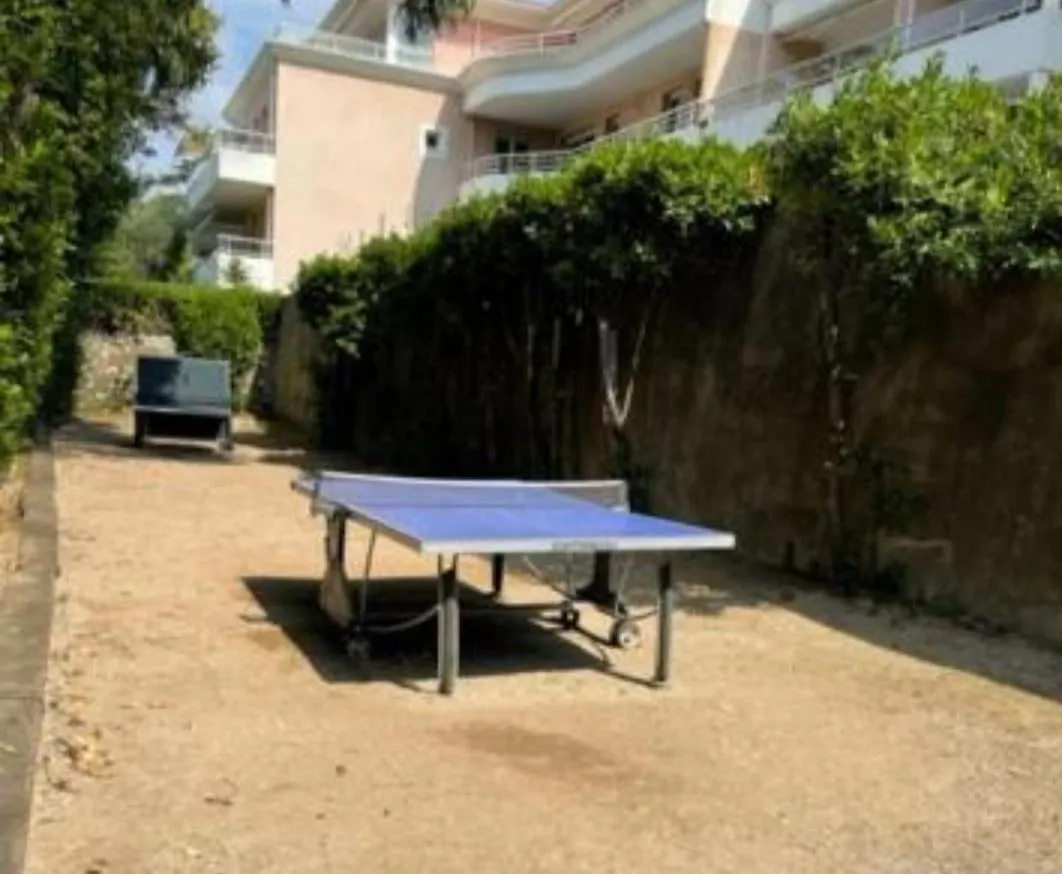 Magnifique Et Grand Studio, Piscine, Parking, Tres Calme Residence De Standing Cannes Frankrike