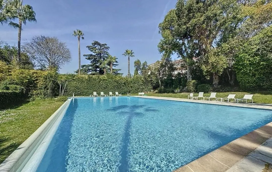 Magnifique Et Grand Studio, Piscine, Parking, Tres Calme Residence De Standing Cannes Frankrike
