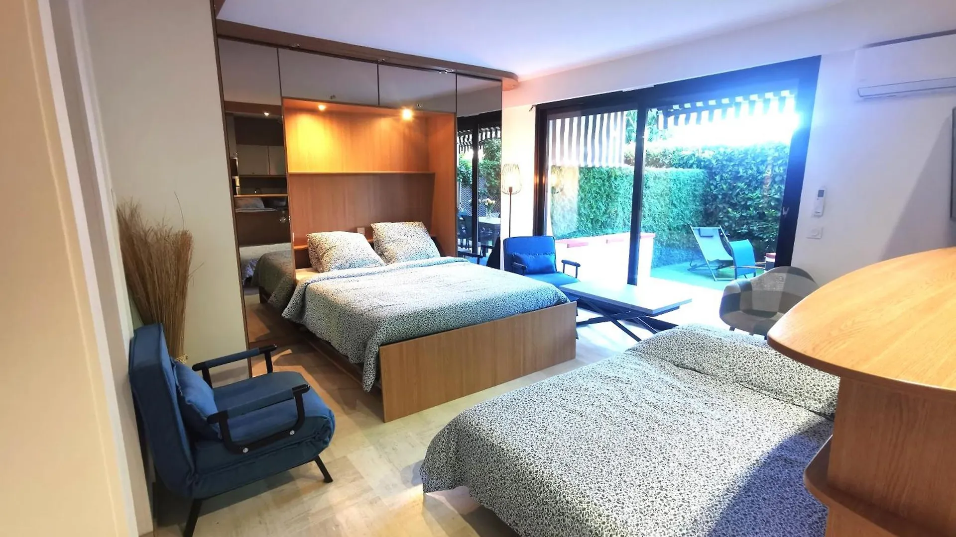Magnifique Et Grand Studio, Piscine, Parking, Tres Calme Residence De Standing Cannes 0*,  Frankrike